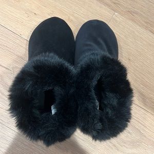 Black slippers. Never worn great quality. Super soft